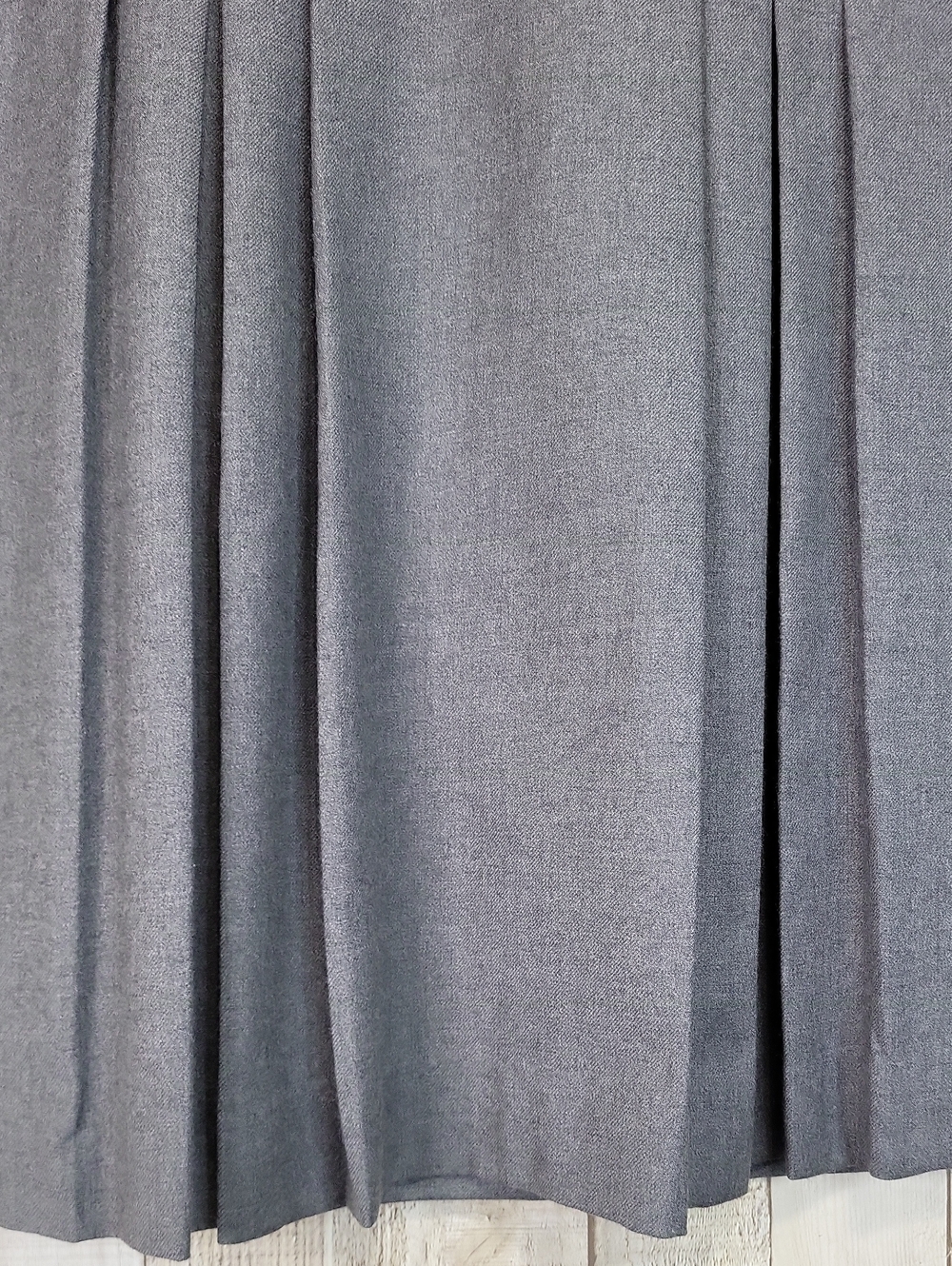 D'alliards Classic Gray Wool Pleated Women's Skirt. Size 16. - Picture 4 of 8